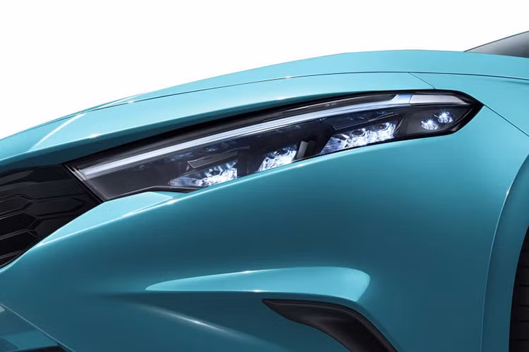 Không chỉ tăng nhẹ về kích thước, Honda Integra 2022 còn có thiết kế khác biệt một chút so với Civic mới, điều này thể hiện rõ qua phần đầu xe. Tại đây, chúng ta sẽ bắt gặp lưới tản nhiệt cỡ lớn hơn và đi kèm mắt lưới hình tổ ong thay vì nan nằm ngang như Honda Civic 2022. Logo của hãng Honda nằm trọn vẹn bên trong lưới tản nhiệt chứ không "nửa trong, nửa ngoài" như ở Honda Civic mới.