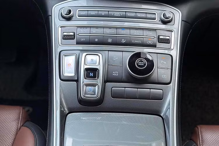 Dưới nắp ca-pô, Hyundai SantaFe 2022 phiên bản Dầu Premium được trang bị động cơ dầu Smartstream D2.2, cung cấp công suất tối đa 202 mã lực tại 3.800 vòng/phút và mô-men xoắn cực đại 441 Nm tại 1.750 vòng/phút. Xe sử dụng hộp số tự động ly hợp kép 8 cấp (8DCT) và hệ dẫn động bốn bánh thông minh HTRAC.