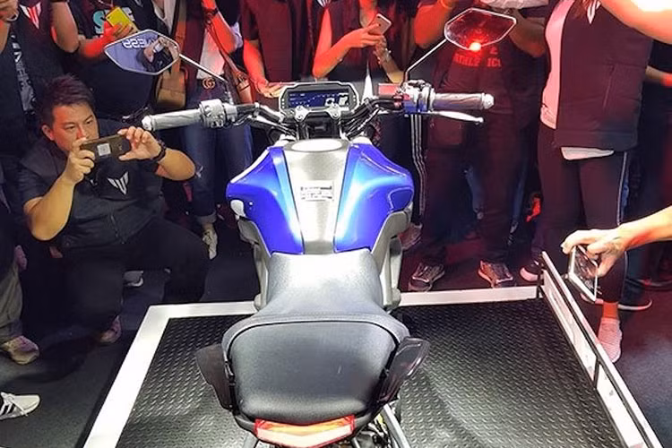 Không chỉ có phần đầu, đuôi và thân xe của MT-15 cũng đã được thiết kế lại hoàn toàn với điểm chung duy nhất chỉ nằm ở cặp đèn xi-nhan và đèn hậu ở phía sau. Với mẫu streetfighter mới này, Yamaha đã chú ý nhiều hơn tới sự thoải mái của người ngồi đằng sau xe. Không chỉ hạ thấp phần đuôi xuống hơn một chút, hãng còn thiết kế cho MT-15 bộ yên liền đầy đặn hơn, thay vì yên rời với kiểu dáng khá góc cạnh như TFX 150 cũ.