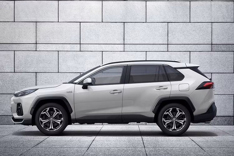 Ở phía trước, Suzuki Across hoàn toàn mới nổi bật với lưới tản nhiệt cỡ lớn cùng các khe hút gió thể thao và hệ thống đèn pha LED hiện đại. Hai hốc gió chưa đèn sương mù trông góc cạnh và hình khối hơn so với RAV4.