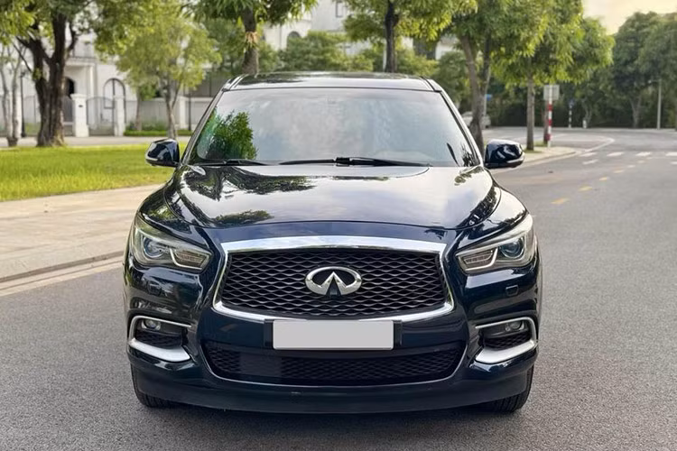 Chiếc xe Infiniti QX60 2017 đã qua sử dụng trong bài viết thuộc cao cấp mang biển Hà Nội và đang được chủ nhân chào bán khoảng hơn 900 triệu đồng. Như vậy, sau khoảng 7 năm lăn bánh tại Việt Nam, chủ nhân chiếc xe bị khấu hao khoảng gần 3 tỷ đồng. 