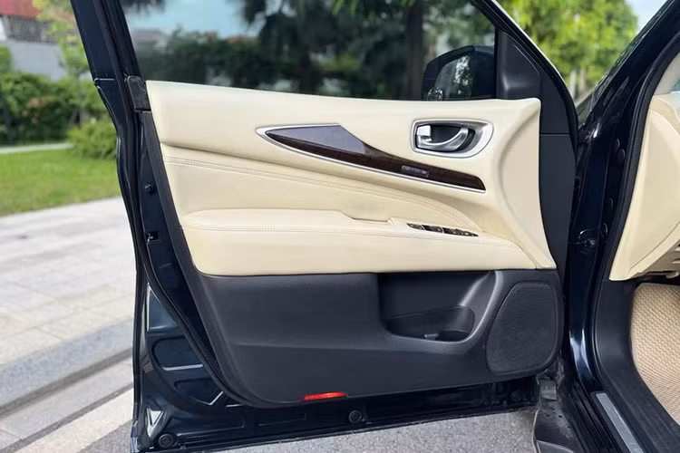 Cả hai phiên bản QX60 phiên bản 2017 bán ra tại Việt Nam đều sử dụng động cơ xăng V6 3.498cc đạt công suất 263 mã lực tại 6.400v/ph và mô-men xoắn cực đại 334Nm tại 4.400v/ph, hệ thống dẫn động 4 bánh toàn thời gian AWD và hộp số vô cấp CVT điều khiển điện tử tích hợp chế độ số tay cho phép lựa chọn tuần tự các cấp số. 
