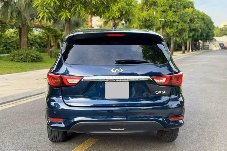 Tại thị trường Việt Nam, khi ra mắt vào cuối năm 2016 - giá xe Infiniti QX60 2017 khi ra mắt bao gồm 2 phiên bản, bản tiêu chuẩn QX60 V6 3.5 AWD bán ra 3,399 tỷ đồng và bản cao cấp hơn QX60 Premium khoảng 3,699 tỉ đồng (đã gồm VAT). 