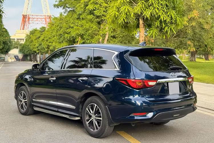 La-zăng chiếc xe SUV hạng sang Infiniti QX60 mang thiết kế mới dạng đa chấu ddược cách tân trẻ trung và thể thao hơn. Phần đuôi xe với hệ thống đèn hậu thiết kế mới kéo dài từ thân xe tới cản sau mang lại dáng vẻ khỏe khoắn, cánh gió lớn cùng ăng-ten vây cá mập tôn lên vẻ mạnh mẽ và sang trọng... 