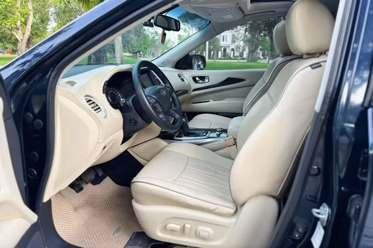 Infiniti QX60 đời 2017 sở hữu hệ thống âm thanh cao cấp của Bose tích hợp công nghệ bass Acoustic Waveguide, đầu đọc AM/FM/CD/DVD/MP3, hệ thống dữ liệu Radio (RDS), tính năng điều khiển âm lượng cảm biến theo tốc độ, bộ nhớ lưu trữ nhạc dung lượng lên tới 9.0GB... Xe cũng được bổ sung cần số mới, hệ thống kiểm soát điều hoà 3 vùng tự động và thêm cổng sạc USB.