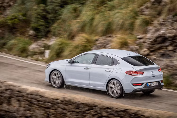 So với các phiên bản còn lại, i30 Fastback 2018 mới tập trung vào thiết kế thể thao. So với phiên bản hatchback tiêu chuẩn, Hyundai i30 Fastback 2018 sở hữu chiều cao gầm thấp hơn 30 mm. Trong khi đó, nóc xe hạ thấp 25 mm giúp cải thiện tính khí động học và tạo thiết kế giống xe coupe hơn.