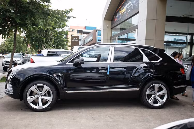 Chính vì thế, sự xuất hiện của chiếc chiếc xe Bentayga phiên bản mới sử dụng khối động cơ V8 đầy mạnh mẽ đầu tiên chính thức có mặt tại Campuchia đã khiến giới nhà giàu Việt không khỏi "phát thèm".