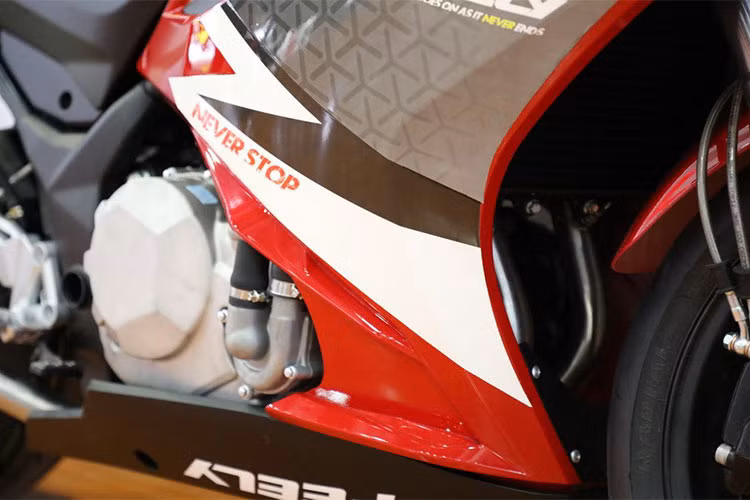 Dù được trang bị động cơ dung tích gần gấp đôi Honda CBR250RR nhưng công suất của mẫu xe môtô Feely Phantom 450 này vẫn thấp hơn (30 so với 38 mã lực trên Honda CBR250RR hàng xịn của Nhật Bản).