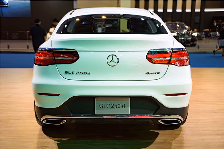 Phiên bản GLC Coupe 250 mới ra mắt tại Thái nổi bật với cụm lưới tản nhiệt dạng “kim cương” đi kèm thanh kim loại kép mạ chrome gắn logo ngôi sao 3 cánh chính giữa. Cụm đèn pha tương tự phiên bản GLC thường với dải LED định vị có thiết kế độc đáo. Xe được trang bị bộ mâm AMG kích thước 20 inch đa chấu. Phần đuôi được làm vuốt cong mềm mại.