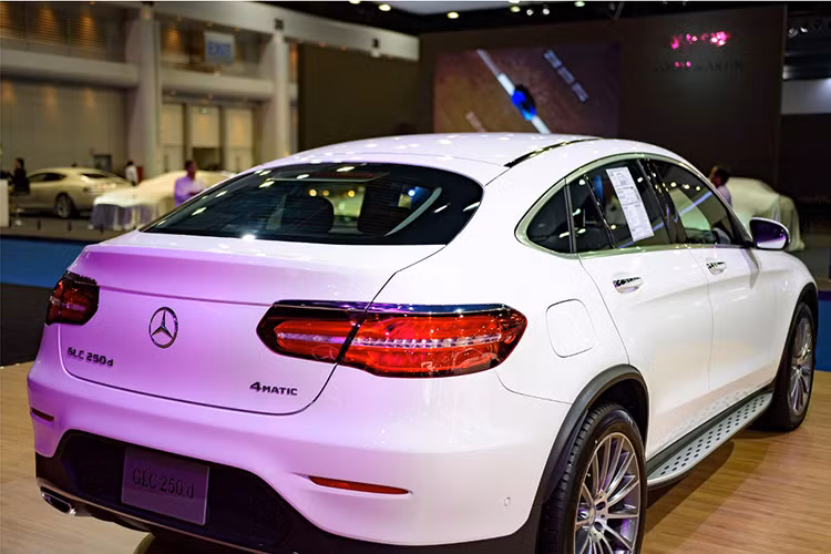 Tại thị trường Bắc Mỹ, GLC Coupe có 2 phiên bản động cơ: GLC300 4MATIC với động cơ xăng turbo 2.0 L có công suất 241 hp; GLC43 AMG 4MATIC với động cơ xăng V6 turbo kép có công suất 362 hp. Cả 2 phiên bản đều đi kèm hộp số tự động 9 cấp 9G-TRONIC. Xe cũng sẽ có mặt tại các đại lý ở Mỹ vào đầu năm 2017.