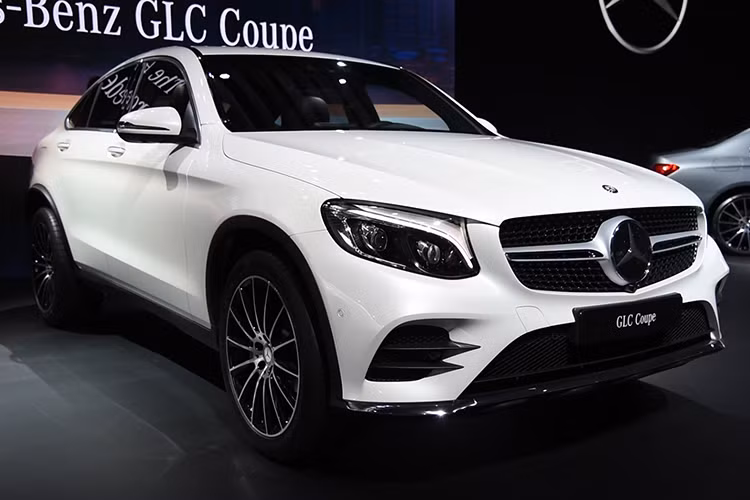 Tại thị trường Châu Âu, mẫu xe này sẽ sở hữu nhiều tùy chọn động cơ hơn: GLC 220d động cơ dầu 168 hp; GLC 250d 4MATIC động cơ dầu 201 hp; GLC 250 4MATIC động cơ xăng 208 hp; GLC 350 e 4MATIC Coupé động cơ hybrid 2.0 L 316 hp; GLC 43 AMG và trong tương lai là GLC 63 AMG với động cơ V8 turbo kép 503 hp.