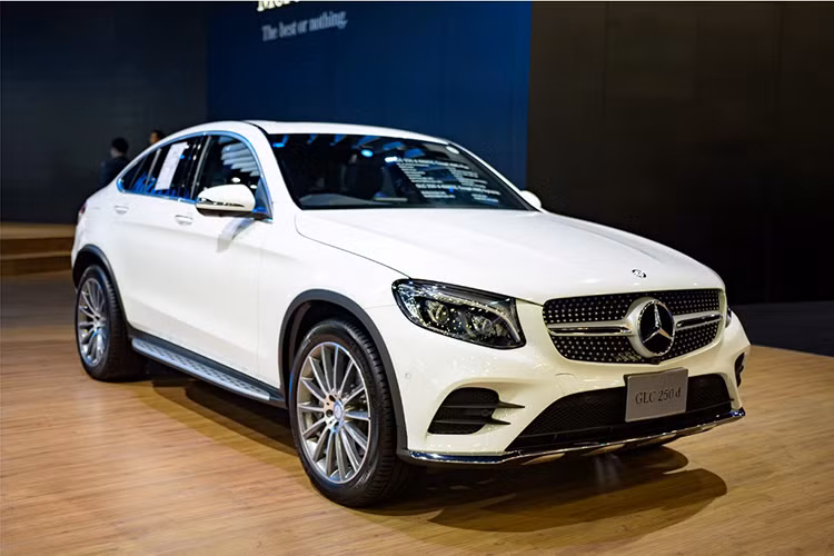 Tại triển lãm ôtô Bangkok Motor Show 2017, Mercedes-Benz đã chính thức giới thiệu dòng crossover coupe cho thị trường Đông Nam Á. Mẫu xe Mercedes-GLC Coupe mới được xem là phiên bản thu nhỏ của GLE Coupe và là đối thủ trực tiếp với "người đồng hương" BMW X4.