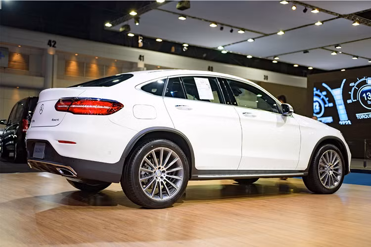 Mercedes-Benz GLC Coupe được xây dựng dựa trên khung gầm của GLC và có thiết kế như là phiên bản thu nhỏ của GLE Coupe với phần mái dốc và đuôi xe vuốt cao. Xe có chiều dài 4.730 mm và chiều cao 1.600 mm. Dù có cùng trục cơ sở dài 2.870 mm nhưng GLC Coupe có tổng chiều dài lớn hơn 74 mm và chiều cao thấp hơn 39 mm so với chiếc GLC thông thường.