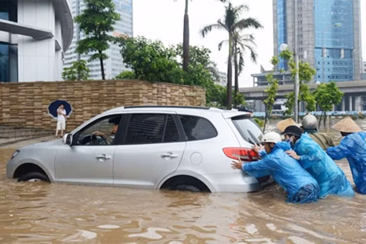 Hãy nhờ người hỗ trợ đẩy xe lên vị trí cao nếu có thể để tránh xe bị ngâm quá lâu trong nước khiến công tác sửa chữa về sau sẽ phức tạp hơn.
