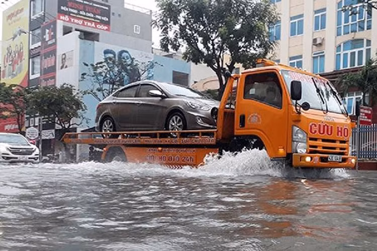 Nếu xe bị chết máy giữa vùng ngập nước, nên đứng yên tại chỗ, gọi điện cho cứu hộ ôtô, cung cấp đầy đủ thông tin để được hỗ trợ.