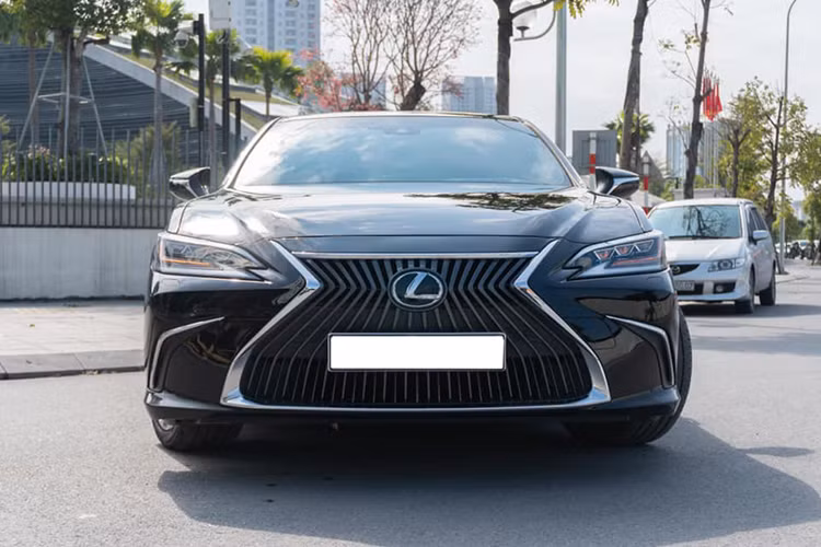 Tại thị trường Việt Nam, Lexus ES sẽ được phân phối với hai phiên bản là ES 300h và ES 250. Giá xe Lexus ES mới chính hãng phiên bản ES 250 bán ra 2,55 tỷ đồng, phiên bản ES 300h cao cấp hơn với mức bán ra 3,04 tỷ đồng, đem lại nhiều lựa chọn khác nhau cho khách hàng. Chiếc xe trong bài đang được chào bán trên sàn xe cũ Hà Nội khoảng 2,67 tỷ đồng.