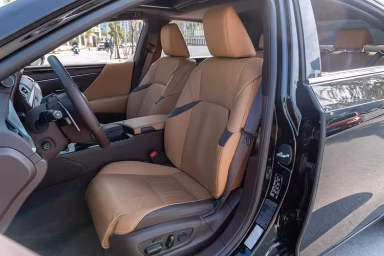 Về chức năng giải trí, Lexus ES 2021 sở hữu hệ thống 10 loa Lexus Premium Sound System, hỗ trợ một số nguồn phát thông dụng như AM/FM/USB/AUX/Bluetooth, bổ sung khả năng kết nối smartphone như Apple CarPlay hay Android Auto. Hành khách có thể sạc điện thoại không dây với chuẩn Qi trên xe, tương thích với nhiều thiết bị.