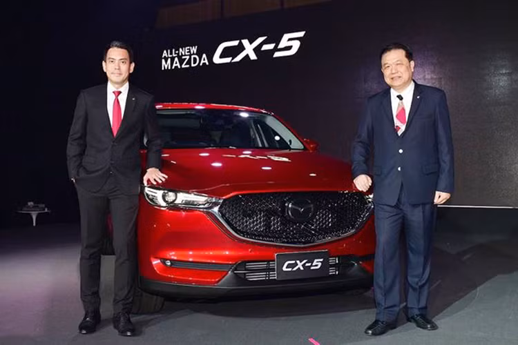 CX-5 2017 tại Thái Lan sẽ được bổ sung thêm tính năng kiểm soát gia tốc G-Vectoring Control, hỗ trợ kiểm soát tốc độ, giúp cho sự thay đổi gia tốc diễn ra không quá đột ngột, bất thường, nhằm nâng cao sự thăng bằng và ổn định của người ngồi.Tính năng này cũng được Mazda trang bị trên những mẫu xe như Mazda3, Mazda6, Mazda CX-3,...