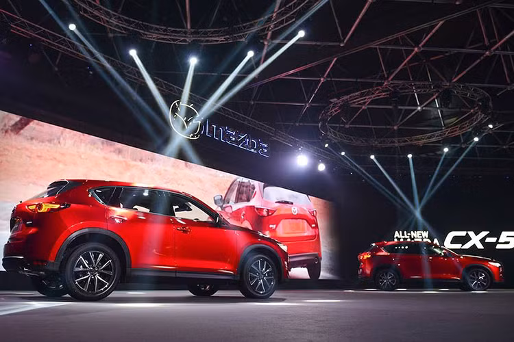 Không gian nội thất của Mazda CX-5 được trang bị một loạt những tiện nghi cao cấp như ghế bọc da, ghế lái chỉnh điện 8 hướng, cửa sổ trời, chìa khóa thông minh, màn hình thông tin giải trí 7 inch, dàn âm thanh với 10 loa Bose cao cấp. Xe cũng được bổ sung 3 tùy chọn màu ngoại thất gồm Đỏ Ngọc (Soul Red Crystal), Xám (Machine Grey) và Trắng Ngọc (Snowflake Pearl White).