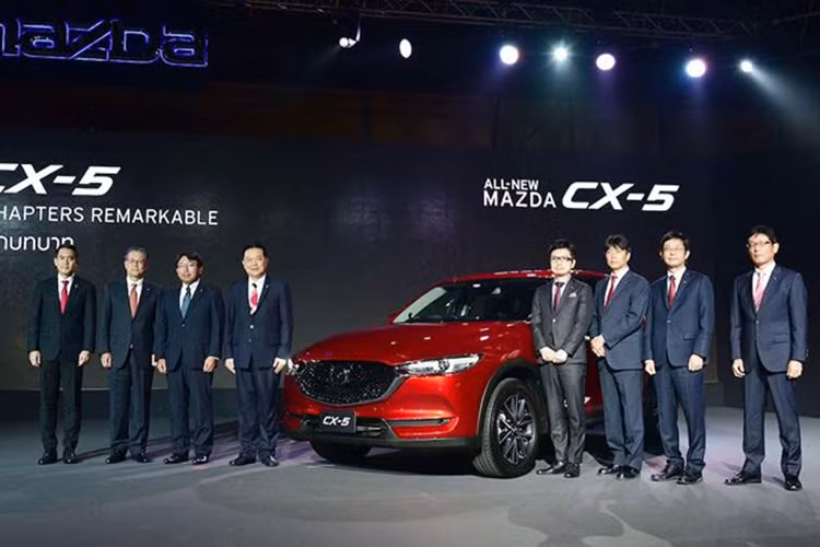 Mẫu xe ôtô Mazda CX-5 phiên bản hoàn toàn mới vừa được giới thiệu ra thị trường Thái Lan ngày 13/11 vừa qua. Như vậy thời điểm CX-5 hoàn toàn mới – thế hệ thứ 2 của dòng xe – ra mắt tại Thái Lan và Việt Nam trong cùng một tuần lễ, chỉ cách nhau vài ngày.
