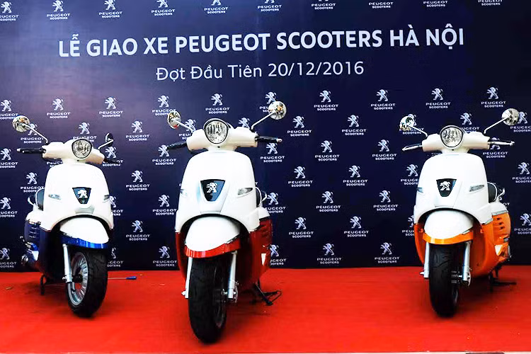 Những khách hàng đặt mua xe Peugeot Django 125 lắp trong nước tại Thủ đô Hà Nội vừa qua đã nhận những chiếc xe đầu tiên. Tại lễ bàn giao xe cho khách hàng, Peugeot Scooter Việt Nam cũng giới thiệu showroom đầu tiên ở miền Bắc, toạ lạc tại 6A Quang Trung - Hà Nội.