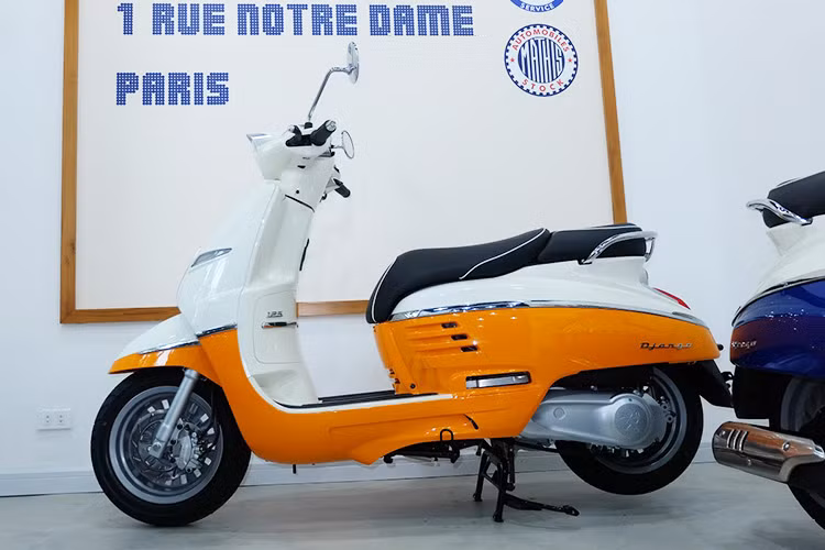 Django là xe tay ga sở hữu ngoại hình đẹp với thiết kế yên đôi. Xe cao 770 mm, sàn và cốp rộng. Django 125 trang bị động cơ 1 xy-lanh, 4 kỳ, phun xăng điện tử FI, công suất cực đại khoảng 10,1 mã lực với 8.500 vòng/phút (nhỉnh hơn chút xíu so với Vespa Primavera 125).