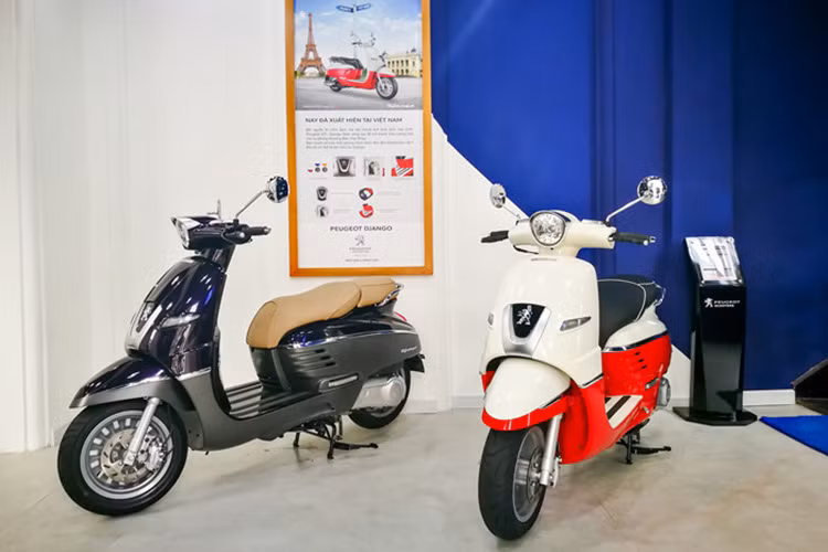 Tại thị trường Việt Nam, Peugeot Django 125 sẽ phải cạnh tranh trực tiếp với các đối thủ như; Honda SH 125i và Vespa Primavera. Xe có giá bán từ 68,5 triệu đồng đối với bản thường. Trong khi đó bản đặc biệt Django Mad Gray được chào giá 69,8 triệu đồng.