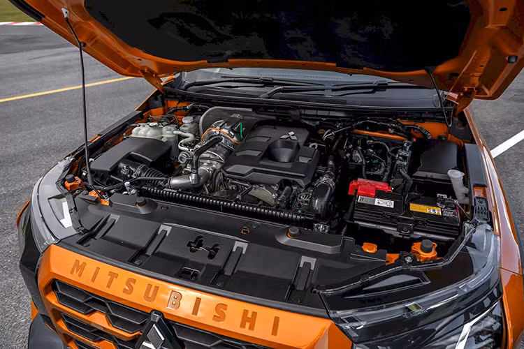 Thứ hai là động cơ diesel MIVEC tăng áp kép, dung tích 2.4L với công suất tối đa 204 mã lực và mô-men xoắn cực đại 470 Nm tại dải tua máy 1.500 - 2.750 vòng/phút. Động cơ đi kèm với hộp số sàn 6 cấp hoặc tự động 6 cấp.