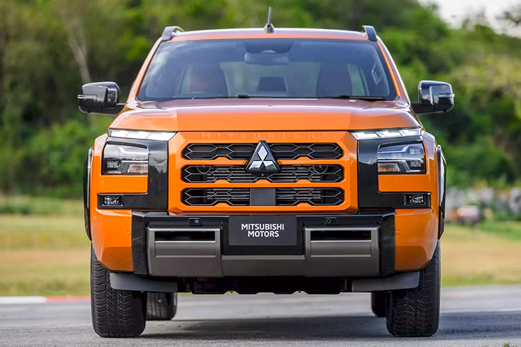 Ở thế hệ mới, Mitsubishi Triton đã tăng đáng kể về mặt kích thước. Cụ thể, xe sở hữu kích thước dài x rộng x cao lần lượt là 5.265/5.360 x 1.865/1.930 x 1.775/1.815 mm và chiều dài cơ sở 3.130 mm. So với thế hệ cũ, chiều dài cơ sở của xe tăng đến 130 mm. Trong khi đó, khoảng sáng gầm dao động từ 203 - 222 mm, tùy theo phiên bản.