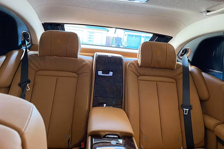 Rolls-Royce Ghost thế hệ hoàn toàn mới được trang bị khối động cơ xăng V12, tăng áp kép, dung tích 6.75 lít, tạo ra công suất tối đa 563 mã lực tại vòng tua máy 5.000 vòng/phút và mô-men xoắn cực đại 850 Nm tại vòng tua máy 1.600 vòng/phút như trước.