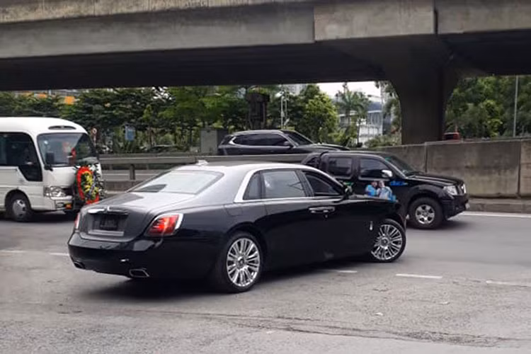 Cụm đèn pha hình tứ giác và đèn hậu đa giác được tái thiết kế cho Rolls-Royce Ghost 2021 làm nổi bật chiều rộng của xe vốn đã được gia tăng thêm 30 mm so với phiên bản tiền nhiệm. Đèn pha sử dụng công nghệ laser và đèn LED chạy ban ngày tạo điểm nhấn cho đầu xe khi di chuyển. 