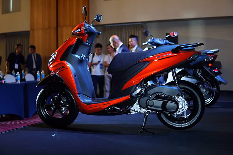 Cùng mang phong cách xe ga thể thao, tuy nhiên Yamaha FreeGo 125 mới lại sở hữu ngoại hình khá tương đương với người anh em NVX. Xe có thiết kế dài, rộng, cao tương ứng 1.905 x 690 x 1.110 (mm), chiều cao yên xe ở mức 780 mm. Phiên bản tiêu chuẩn của xe có trọng lượng 100 kg, nhẹ hơn 2kg so với bản FreeGo S.