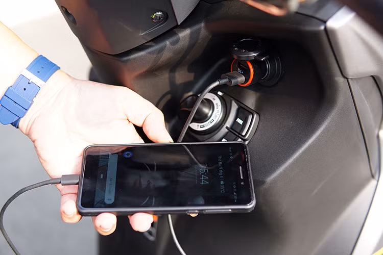 Sàn để chân của Yamaha FreeGo 2019 mới rộng rãi hơn Yamaha NVX nhờ bố trí bình xăng và nắp đổ xăng giống với mẫu Grande. Ổ khóa của xe được chia làm hai loại là khóa từ 4 trong 1 trên bản tiêu chuẩn và Smart Key trên bản S, bên cạnh đó là ổ cắm usb cho các thiết bị di động. 