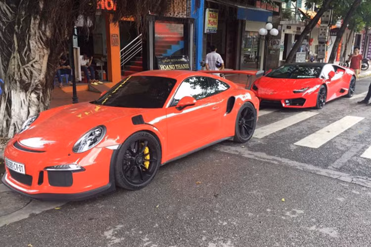 911 GT3 RS được trang bị động cơ 4.0 lít, 6 xi-lanh, sản sinh công suất 500 mã lực và mô-men xoắn cực đại 460 Nm, kết hợp cùng hộp số PDK nổi tiếng của ô tô Porsche. Xe chỉ mất 7 phút 20 giây để hoàn thành một vòng của đường đua Nürburgring, phá kỷ lục 7 phút và 29 giây từng được xác lập bởi Carrera GT.