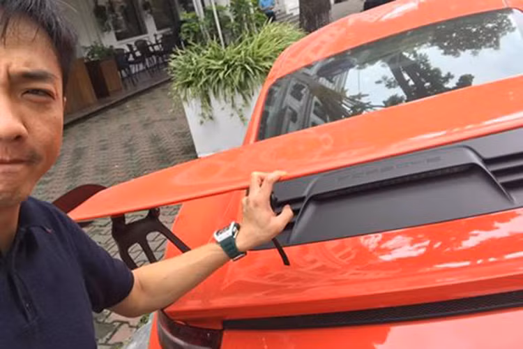 Nhiều nguồn tin cho rằng, Cường Đô la đang để mắt đến chiếc siêu xe Porsche 911 GT3 RS màu cam nên đã bay ra tận Hà Nội để chạy thử. Hiện chưa rõ tay chơi phố núi có đem siêu xe này về garage "khủng" của mình hay không nhưng với những hình ảnh cho thấy anh khá thích chiếc xe này.