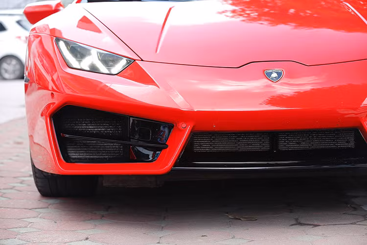 Được đưa về Hà Nội theo dạng nhập khẩu chính hãng từ năm 2016, siêu xe Lamborghini Huracan LP580-2 cũng được thay đổi một số chi tiết so với Huracan nguyên bản. Phần đầu xe mạnh mẽ hơn với 2 hút gió được mở rộng, đuôi xe cũng thay đổi đôi chút. Ngoài ra, nhiều chi tiết như ống xả, các chi tiết nhỏ trên xe... cũng được độ lại "xịn sò" hơn.