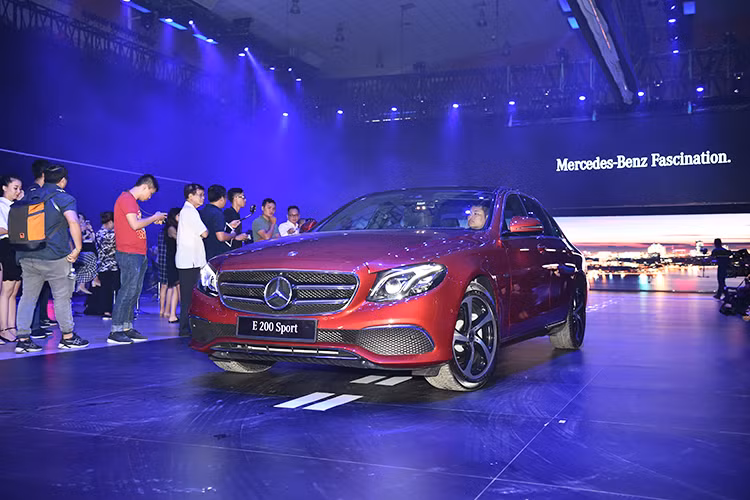 Dòng xe Mercedes-Benz E-Class vốn nổi tiếng với sự sang trọng, tiện nghi và độ an toàn vượt trội. Giờ đây, E-Class còn mạnh mẽ và thể thao hơn bao giờ hết, đi cùng mức giá cực kỳ hấp dẫn so với cấu hình và trang bị.