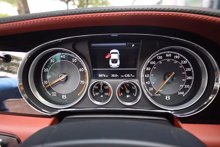 Chiếc coupe 2 cửa nhà Bentley được bố trí 4 chỗ ngồi dạng 2+2. Trang bị trên chiếc xe 7 tuổi khá đơn giản so với chiếc đời mới nhất, như đồng hồ cơ, màn hình giải trí nhỏ trung tâm và nhiều nút bấm cổ điển...