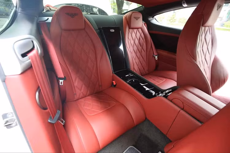 Bên cạnh sự nâng cấp ở động cơ, các kỹ sư của Bentley cũng đã có những chỉnh sửa quan trọng đối với hệ thống khung gầm, bao gồm, tinh chỉnh hệ thống treo và giảm chấn để tăng khả năng ổn định cho xe, bổ sung hệ thống tự cân bằng giúp tối ưu khả năng điều khiển xe tùy theo điều kiện đường xá. Ngoài ra, hệ thống ESC (cân bằng điện tử) cũng được thiết lập lại để kết hợp tốt với hệ thống quản lý động cơ.