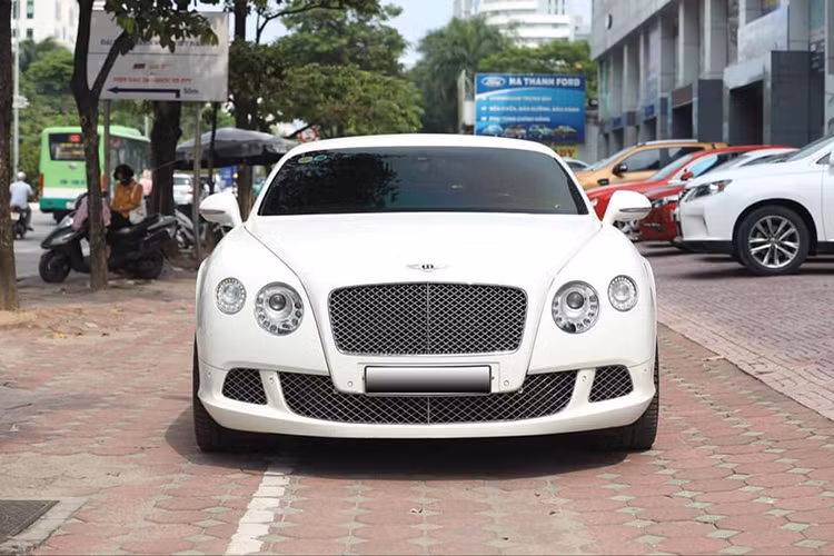 Giá xe Bentley Continental GT Speed 2013 trong bài viết này khoảng hơn 6 tỷ đồng. So với một chiếc Continental GT Speed đời mới có giá bán mới là hơn 25 tỷ đồng thì giá chiếc đời cũ rẻ hơn khá nhiều. Ngoài ra, người mua chiếc Bentley này chỉ cần đóng 2% lệ phí trước bạ bởi xe đã qua sử dụng, thay vì phải đóng đầy đủ 12% trước bạ như xe mới. 