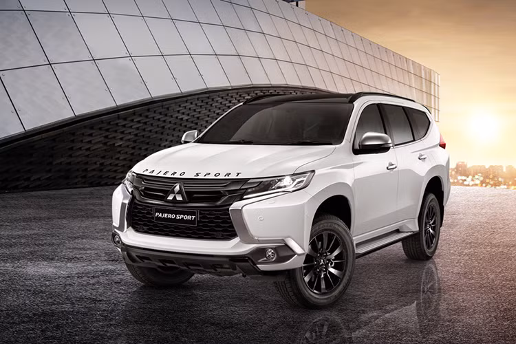 Hệ dẫn động 2 cầu của xe có 4 chế độ là 2H, 4H, 4HLC và 4LLC. Ngoài ra, bản 8AT 4WD còn có thêm khóa vi sai cầu sau. Giá xe Mitsubishi Pajero Sport Elite Edition 2018 tại Thái Lan được chia thành 2 bản nhỏ là 8AT 2WD và 8AT 4WD. Giá bán tương ứng của 2 bản này là 1,459 triệu Baht (khoảng 1,03 tỷ đồng) và 1,574 triệu Baht (1,11 tỷ đồng). 