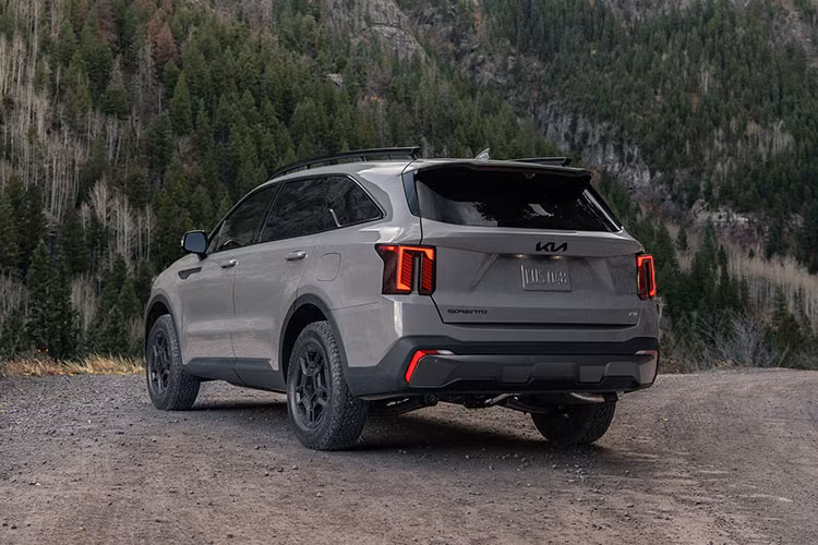 Ở phiên bản facelift, mẫu xe SUV Kia Sorento HEV 2025 sở hữu diện mạo thể thao và hiện đại hơn. Điểm nhấn nổi bật nằm ở cụm đèn LED trước hình chữ "T", kết hợp với dải LED sắc nét giúp tăng tính nhận diện.