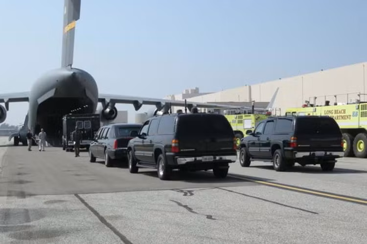 Ngoài mục đích quân sự, vận tải cơ C-17 Globemaster III luôn là lựa chọn hàng đầu cho hoạt động vận chuyển trang thiết bị cần thiết cho nhiều đời tổng thống Mỹ trong các chuyến công du nước ngoài.