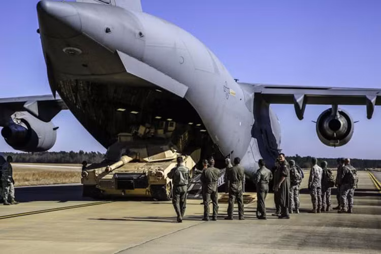 Ngoài ra, khoang rộng cũng cho phép máy bay C-17 Globemaster III có thể chở theo 1 xe tăng chiến đấu chủ lực M1 Abrams, 3 xe bọc thép Stryker, 6 xe bọc thép nhẹ M117, 2 trực thăng và một số thiết bị quân sự khác.