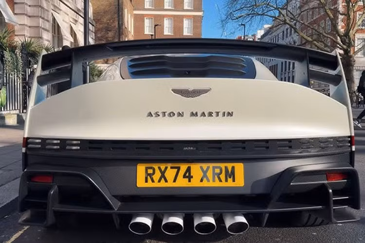 Cung cấp sức mạnh cho Aston Martin Valiant là động cơ V12, dung tích 5,2 lít tăng áp kép, sản sinh công suất tối đa 735 mã lực và mô-men xoắn cực đại 753 Nm, kết hợp hộp số sàn 6 cấp và hệ dẫn động cầu sau.
