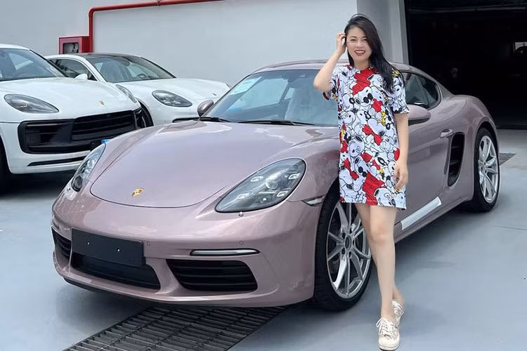 Hằng "túi" được biết đến là 1 trong những tay chơi xe cũng như kinh doanh bất động sản ấn tượng. Cô gái sinh năm 1987 đã trải qua 2 cuộc hôn nhân và đang có 5 con ruột cũng như 1 con nuôi tỏ ra khá chịu chơi khi hết khoe bất động sản, check-in sân golf lại còn nhiều đồ hiệu và mới đây nhất là màn đi nhận chiếc xe thể thao Porsche 718 Cayman đời mới.