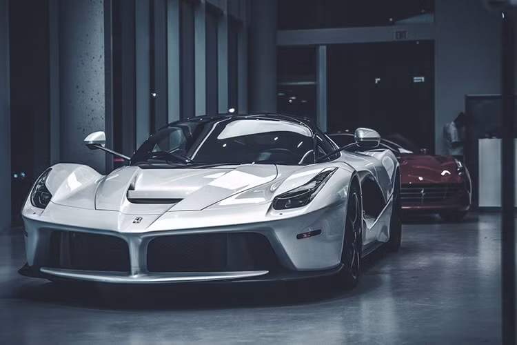 Ferrari LaFerrari đã mở ra một cuộc chơi mới của thời đại mới: siêu xe hybrid, và chiếc xe được sươn với màu "trắng tinh khôi" này chính là siêu xe đó.