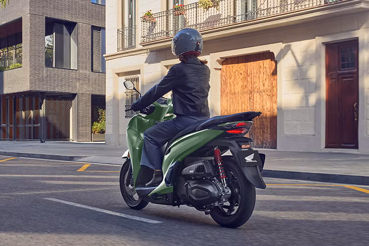 Ngoài ra, SH350i còn được trang bị hàng loạt công nghệ, tiện ích hàng đầu. Công nghệ kết nối với điện thoại thông minh qua bluetooth tiếp tục được trang bị trên SH350i với nhiều tính năng mới. Bên cạnh tính năng kiểm tra toàn bộ thông tin xe qua ứng dụng My Honda+ như tình trạng vận hành, lịch sử sửa chữa, bảo dưỡng...