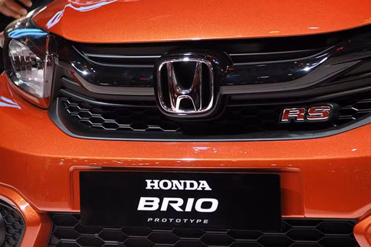 Bên ngoài, Honda Brio 2018 mới còn được thay đổi mạnh trong thiết kế ngoại thất. Xe sở hữu diện mạo tương tự mẫu xe concept Small RS đã từng ra mắt trong triển lãm IIMS 2018 diễn ra vào tháng 4 năm nay cũng tại Indonesia. Thiết kế mới này giúp Brio 2018 có diện mạo tương đồng với những sản phẩm toàn cầu khác trong gia đình Honda hiện tại.