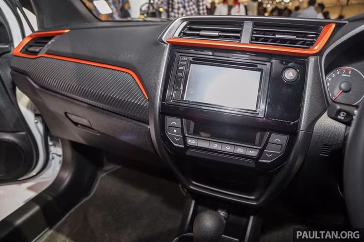 Dù là dòng xe giá rẻ nhưng Honda Brio cũng có khá nhiều trang bị cao cấp trên phiên bản RS thể thao như; màn hình cảm ứng 6.1 inch, điều hòa tự động, ghế da, tay lái trợ lực điện... Vô lăng 3 chấu trợ lực điện. Trang bị an toàn cho xe với 2 túi khí trước, phanh ABS/EBD cho mọi phiên bản, khung xe an toàn G-Con và dây đai an toàn